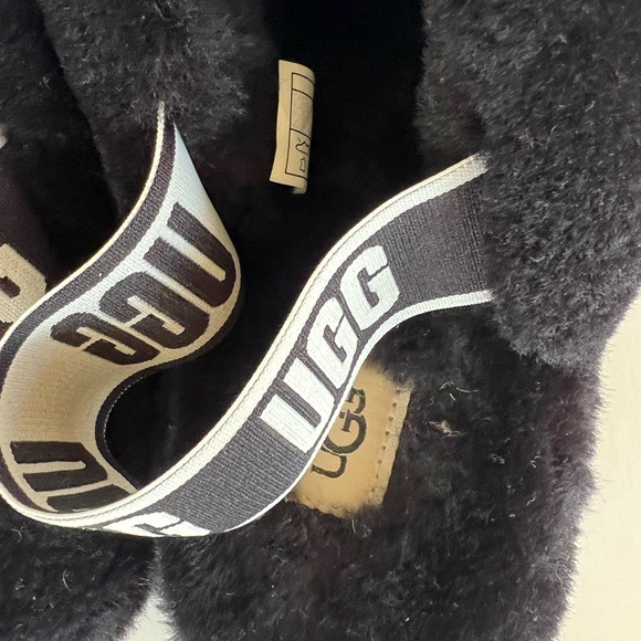 UGG Women’s Fluff Yeah Sheepskin Open Toe Slipper Slide in Black/White, size 9 - Picture 6 of 13